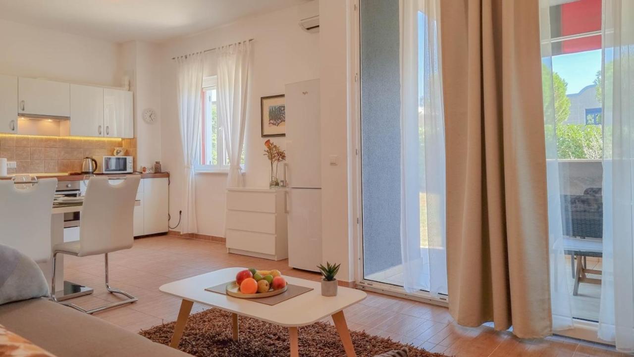 Lea Apartment Новиград Екстериор снимка