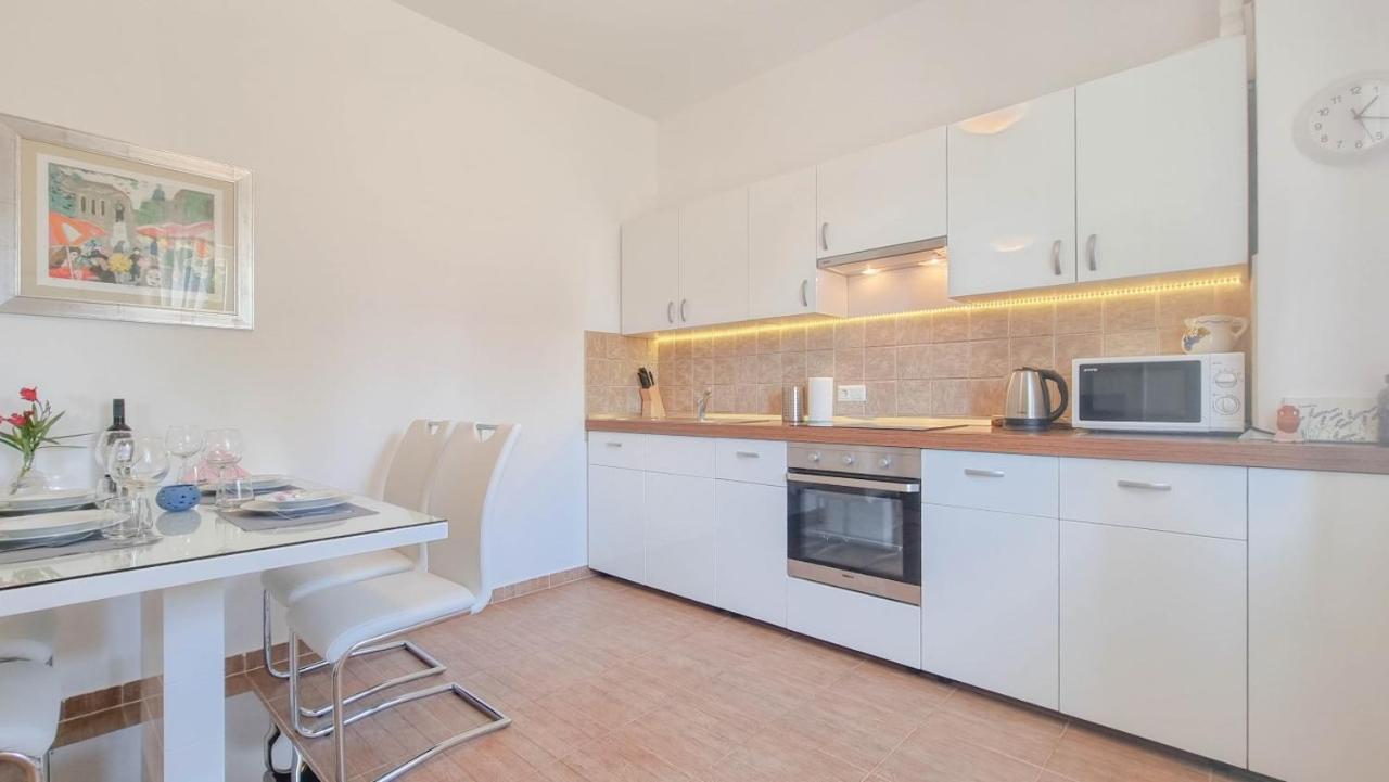 Lea Apartment Новиград Екстериор снимка
