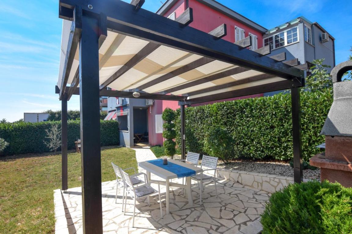 Lea Apartment Новиград Екстериор снимка