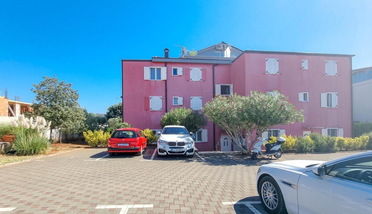 Lea Apartment Новиград Екстериор снимка