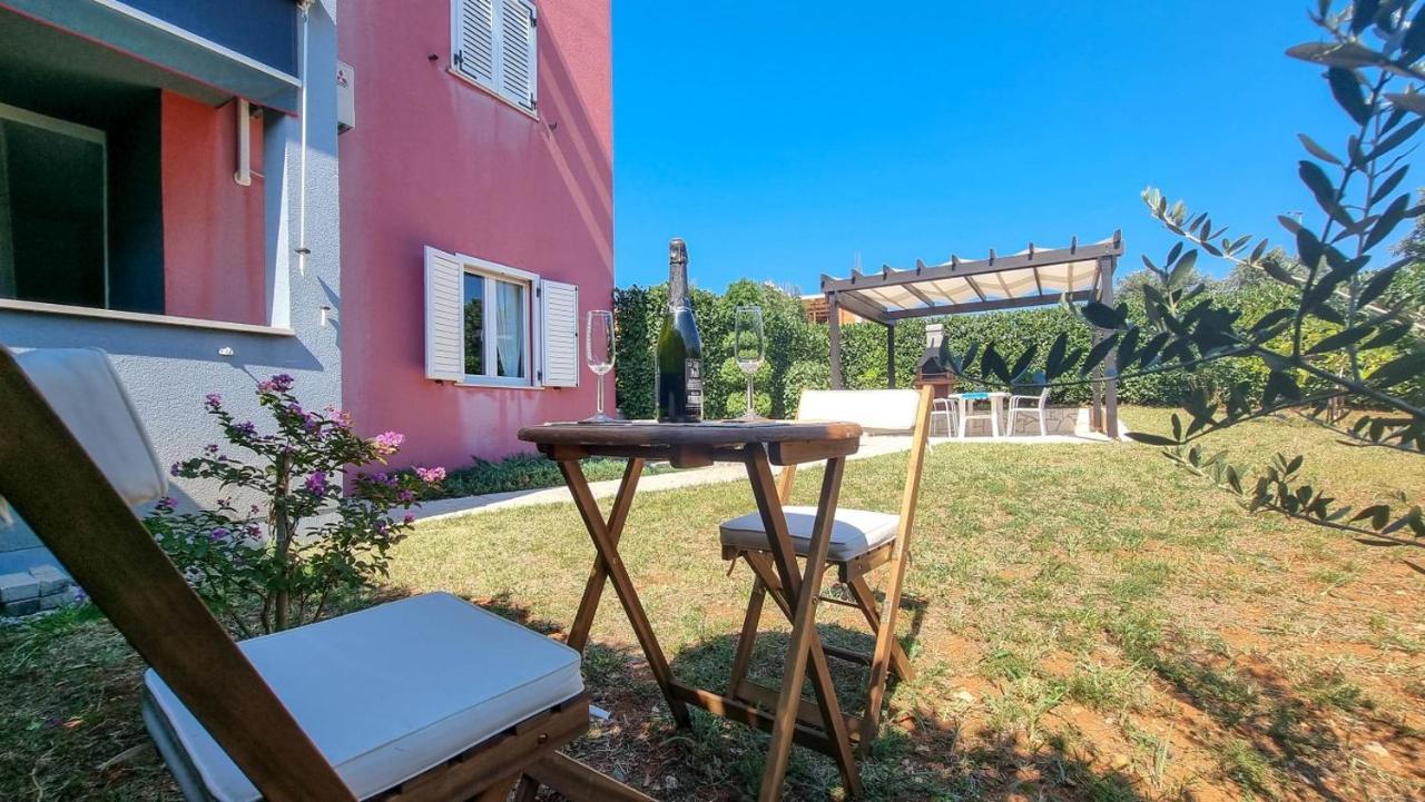 Lea Apartment Новиград Екстериор снимка
